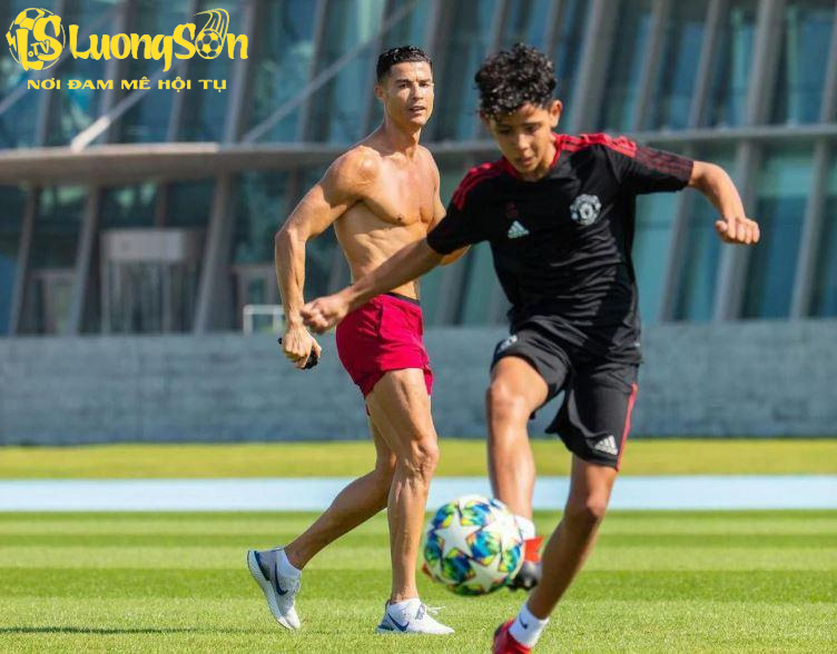 Con trai Ronaldo được kỳ vọng sẽ tiếp nối sự nghiệp của bố